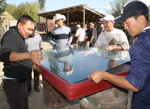 Installing a solar collector in Kyrgyz village Issyk-Kul, Home Comforts Project