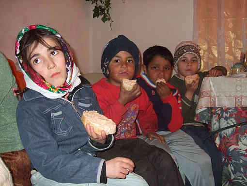 Roma children eating a healthy salad